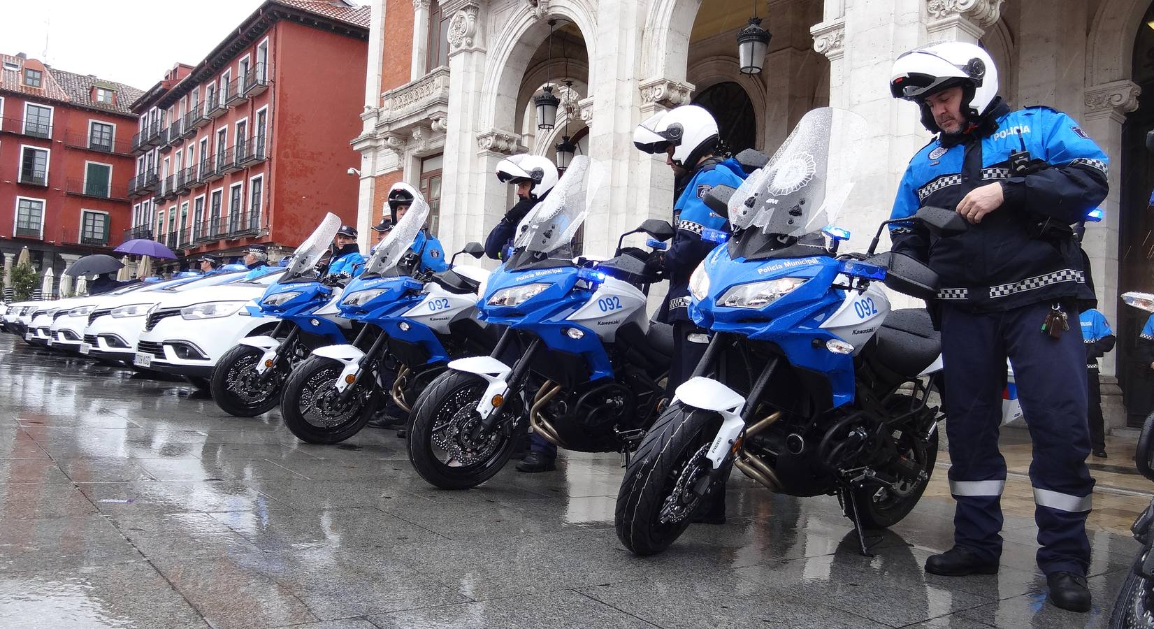 Seis nuevos coches policiales y diecinueve motocicletas que contribuyen a la renovación de la flota, que alivia así su antigüedad