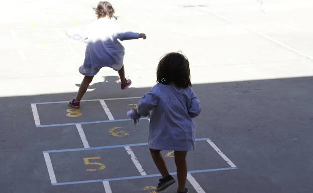 Dos niñas juegan en el patio el primer día de curso del pasado año.