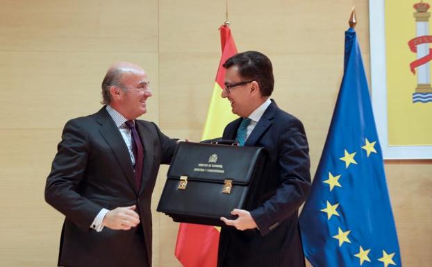 El ministro de Economía, Román Escolano, recibe la cartera de su antecesor Luis de Guindos.