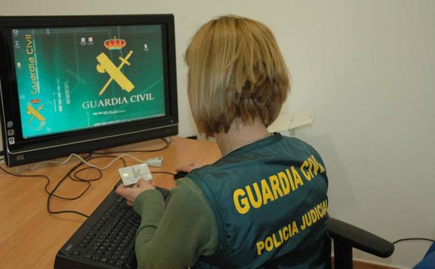 Una agente de la Guardia Civil investiga delitos en la red. 