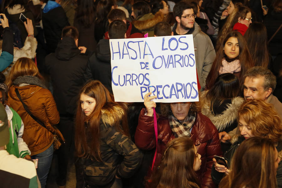 Más de 15.000 personas, según Policía Nacional, han participado en Salamanca en la manifestación convocada por los movimientos feministas con motivo del 8-M