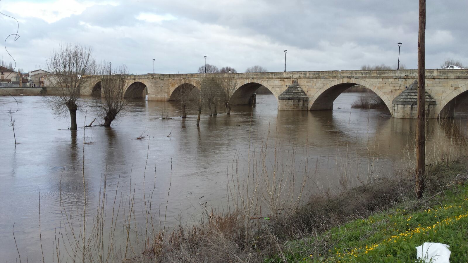 Las fuertas lluvias registradas en las últimas horas en buena parte de la cuenca del Duero han provocado que los ríos Bernesga, Támega, Tera y Tormes se encuentran en situación de alarma por aumento de caudal con riesgo de avenidas.