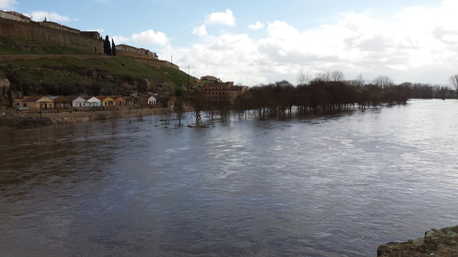 Las fuertas lluvias registradas en las últimas horas en buena parte de la cuenca del Duero han provocado que los ríos Bernesga, Támega, Tera y Tormes se encuentran en situación de alarma por aumento de caudal con riesgo de avenidas.