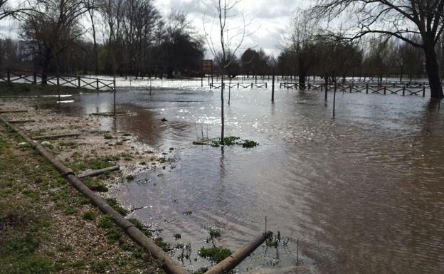 ElÁgueda inundózonas recreativas próximas al río.