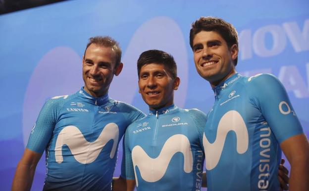 Mikel Landa (izquierda), junto a sus compañeros de Movistar Team.