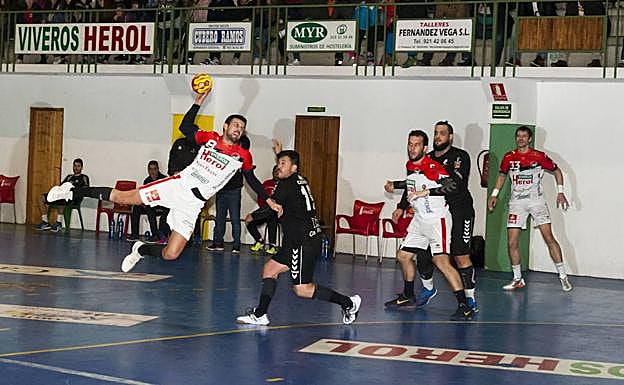 Agus Casado se dispone a efectuar un lanzamiento en un anterior partido.