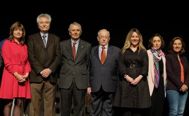 Varios de los premiados posan junto al presidente saliente del Colegio de Psicólogos (cuarto por la izquierda) en el encuentro celebrado ayer.