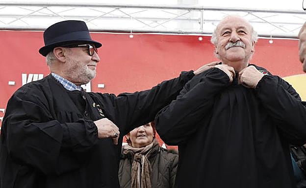 Vicente del Bosque se coloca el blusón, ayudado por el actor Pepe Ruiz, que recibió el título de mondonguero en 2008. 