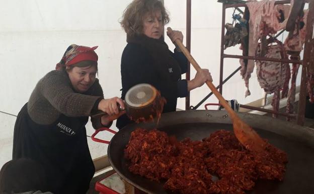 Las mujeres se encargaron de elaborar las diferentes degustaciones del día.