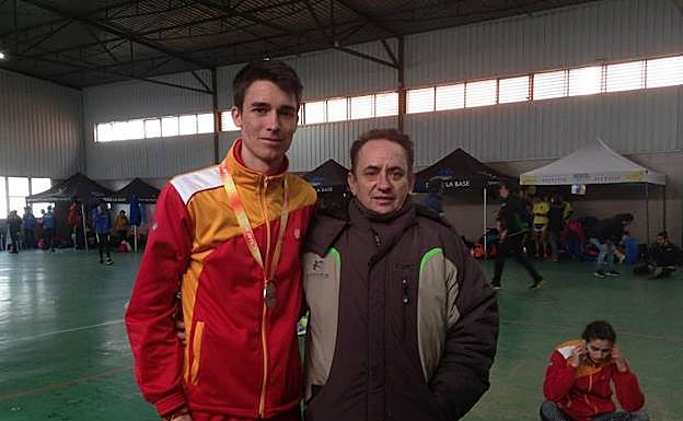 Mario García Romo, junto a su entrenador Lucio Rodríguez, con la plata individual colgada del cuello en Mérida. 