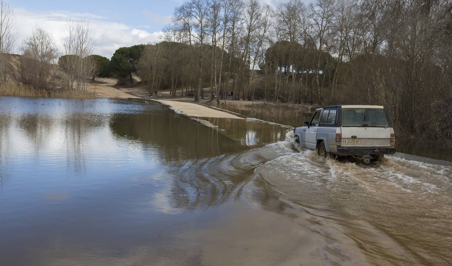 Fotos: El río Adaja pasa desbordado por Valdestillas y Matapozuelos