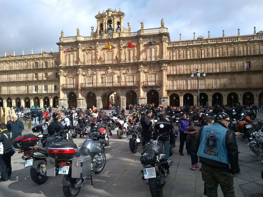 Decenas de aficionados al motociclismo se reunieron en la Plaza Mayor de Salamanca para comenzar la ruta de 203 kilómetros