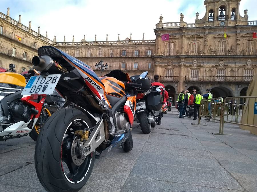 Decenas de aficionados al motociclismo se reunieron en la Plaza Mayor de Salamanca para comenzar la ruta de 203 kilómetros