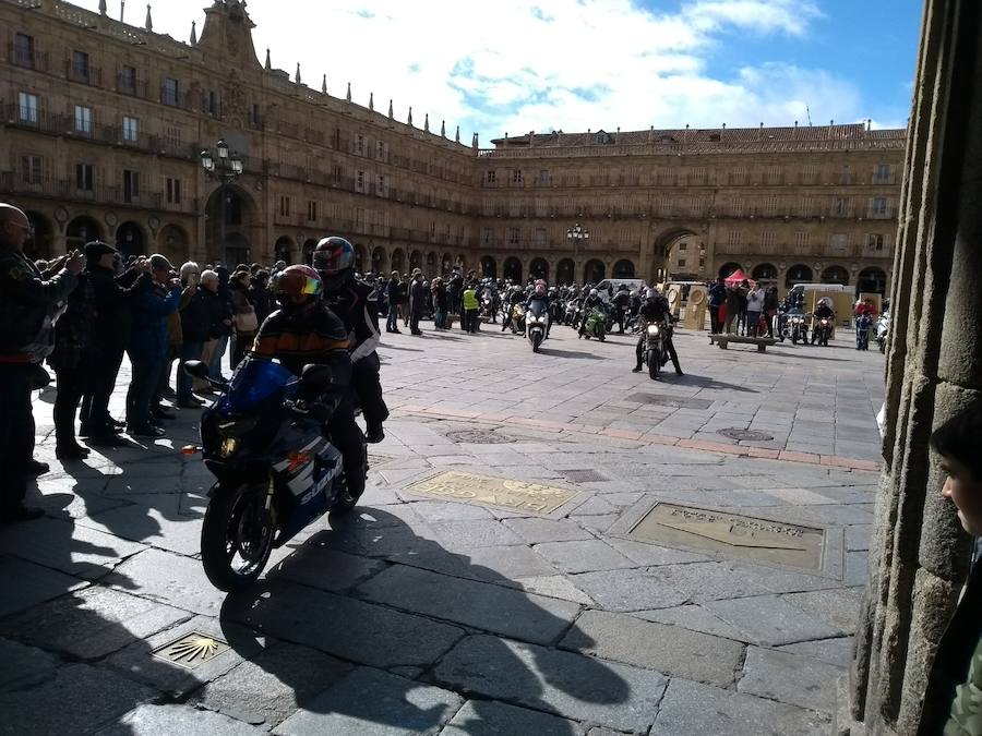 Decenas de aficionados al motociclismo se reunieron en la Plaza Mayor de Salamanca para comenzar la ruta de 203 kilómetros