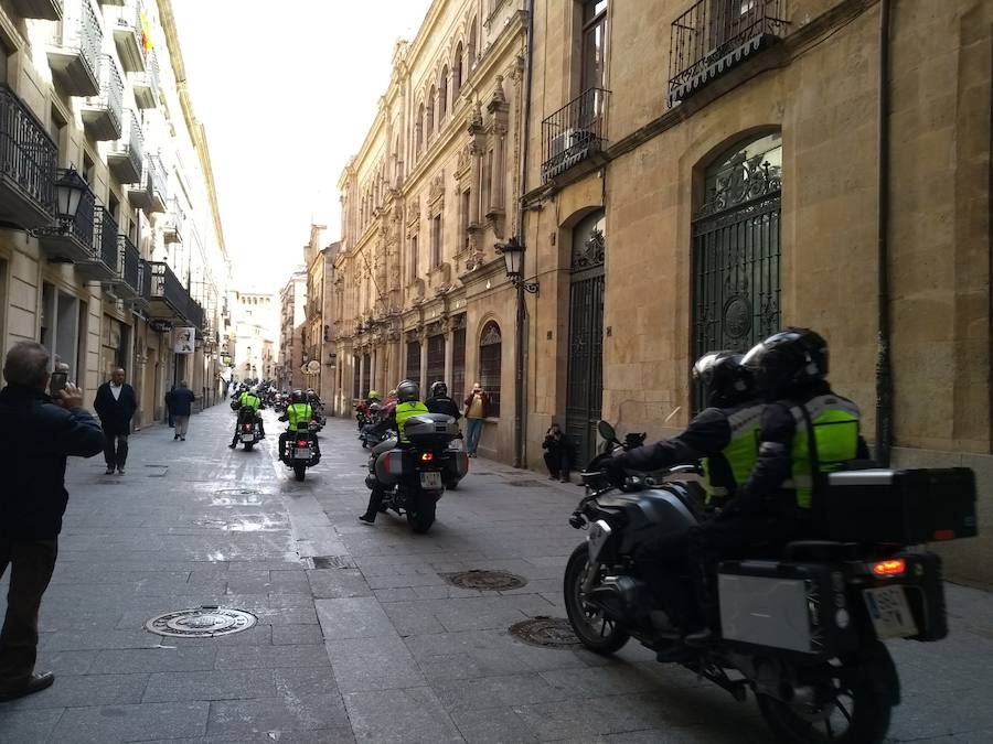 Decenas de aficionados al motociclismo se reunieron en la Plaza Mayor de Salamanca para comenzar la ruta de 203 kilómetros