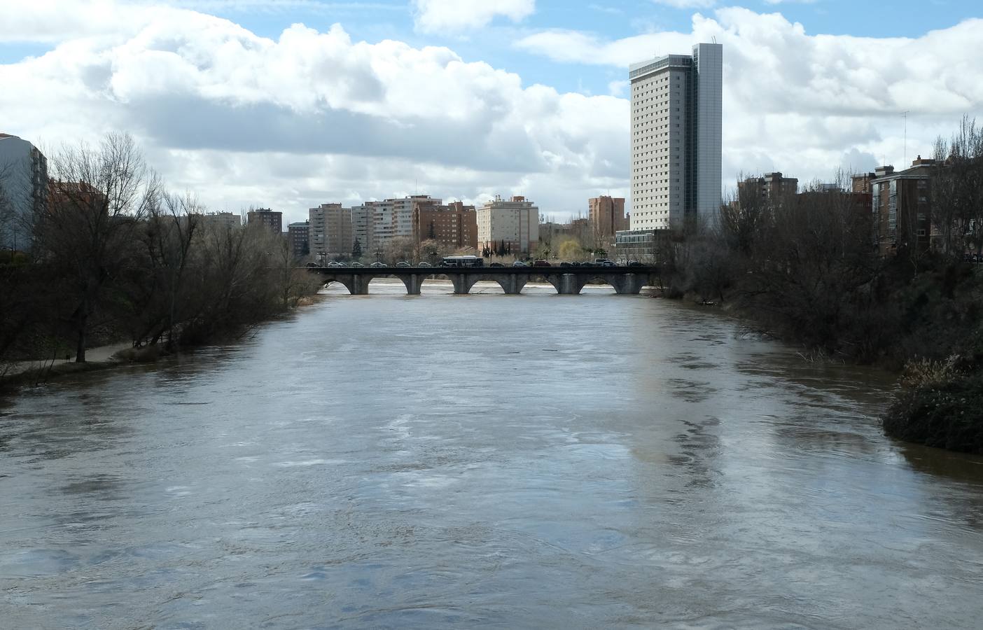 El río a su paso por la capital vallisoletana cubría ayer los paseos inferiores entre los puentes Mayor y de Poniente