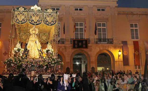 Nuestra Señora de la Vera Cruz, a su paso por la Plaza Mayor. 
