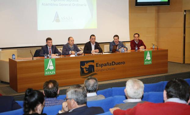 Ponentes y público asistente a la asamblea general de Asaja Salamanca celebrada en la mañana de ayer. 