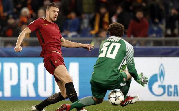 Edin Dzeko logra el gol que clasifica a cuartos a la Roma. 