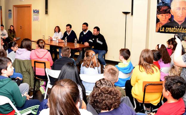 Un momento de la charla de los representantes de El Salvador en la parroquía San Ildefonso. 