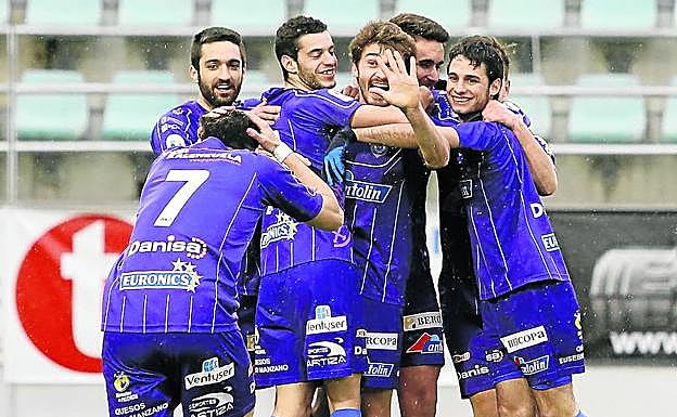 La plantilla morada celebra el gol de Ivi ante el Burgos en La Balastera.