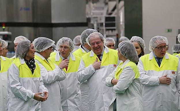 El presidente de la Junta de Castilla y León, Juan Vicente Herrera, y el presidente de Calidad Pascual, Tomás Pascual, inauguran la nueva planta embotelladora de Bezoya. 