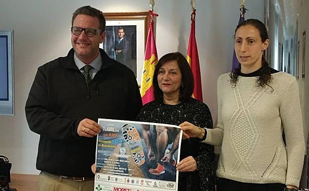 Un instante de la presentación oficial de la carrera en Peñaranda con la alcaldesa Carmen Ávila de Manueles, la concejala de deportes Pilar García y Víctor Jiménez García, presidente de la Asociación Ariadna. 