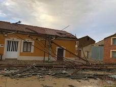 Material del tejado de la nave derrumbado por el viento en Villasabariego. 