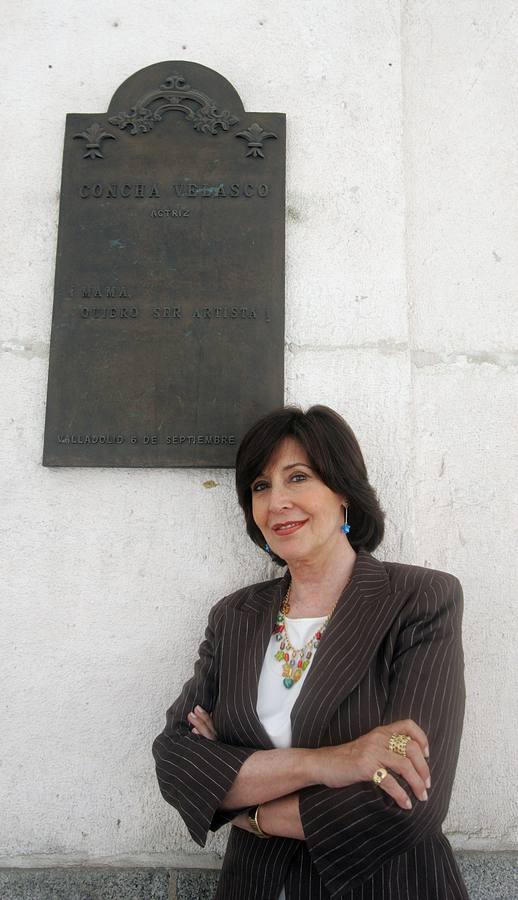 10.05.06 La actriz Concha Velasco posa delante del Teatro Calderón de Valladolid.