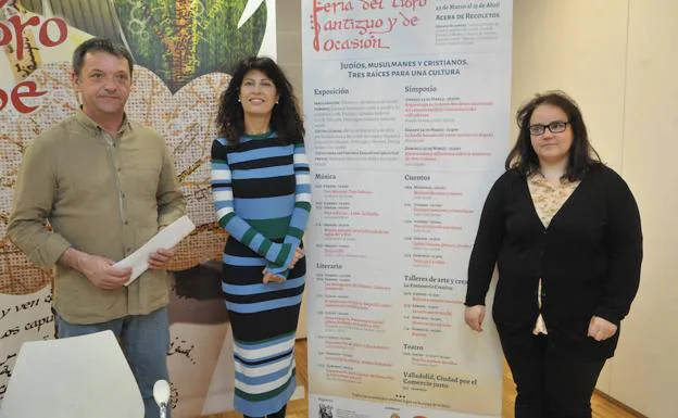 Rafael Moral, Ana Redondo y Cristina Pérez, junto al programa de la feria.