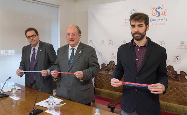 Julio Cordero; el vicerrector de Política Académica y Participación Social, Enrique Cabero, y David Jesús Gómez, de Rookiebox.