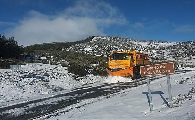 Máquina quitanieves trabajando en una de las carreteras abulenses.