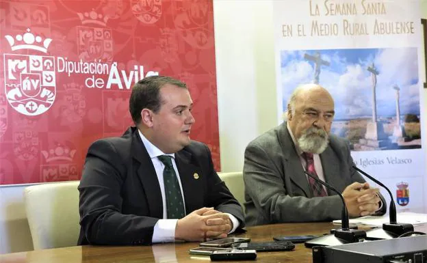 Eduardo Duque, responsable del Área de Cultura, Patrimonio, Juventud y Deporte de Ávila, junto a Emilio Iglesias, ex presidente de la Junta de Semana Santa.