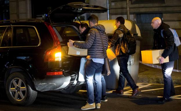 Registro efectuado por la Guardia Civil en la sede de Òmnium Cultural. 