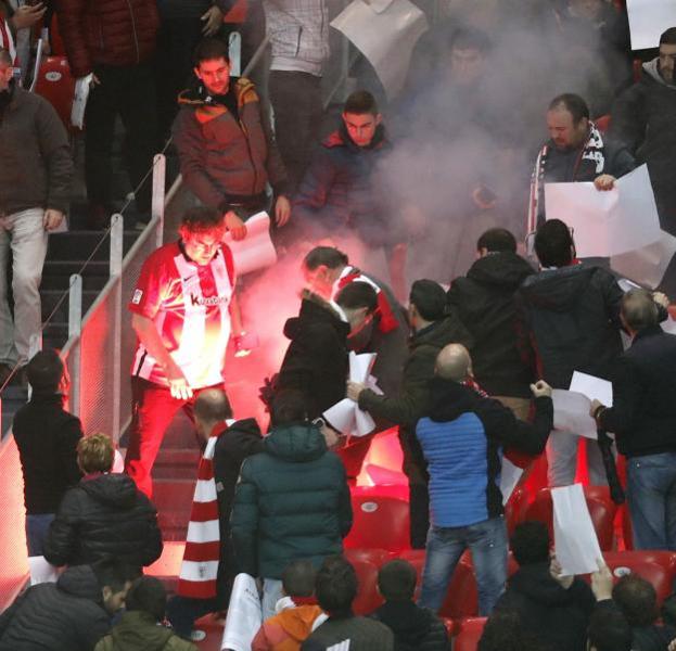 Los aficionados del Athletic observan una bengala lanzada por radicales del Marsella a su zona. 