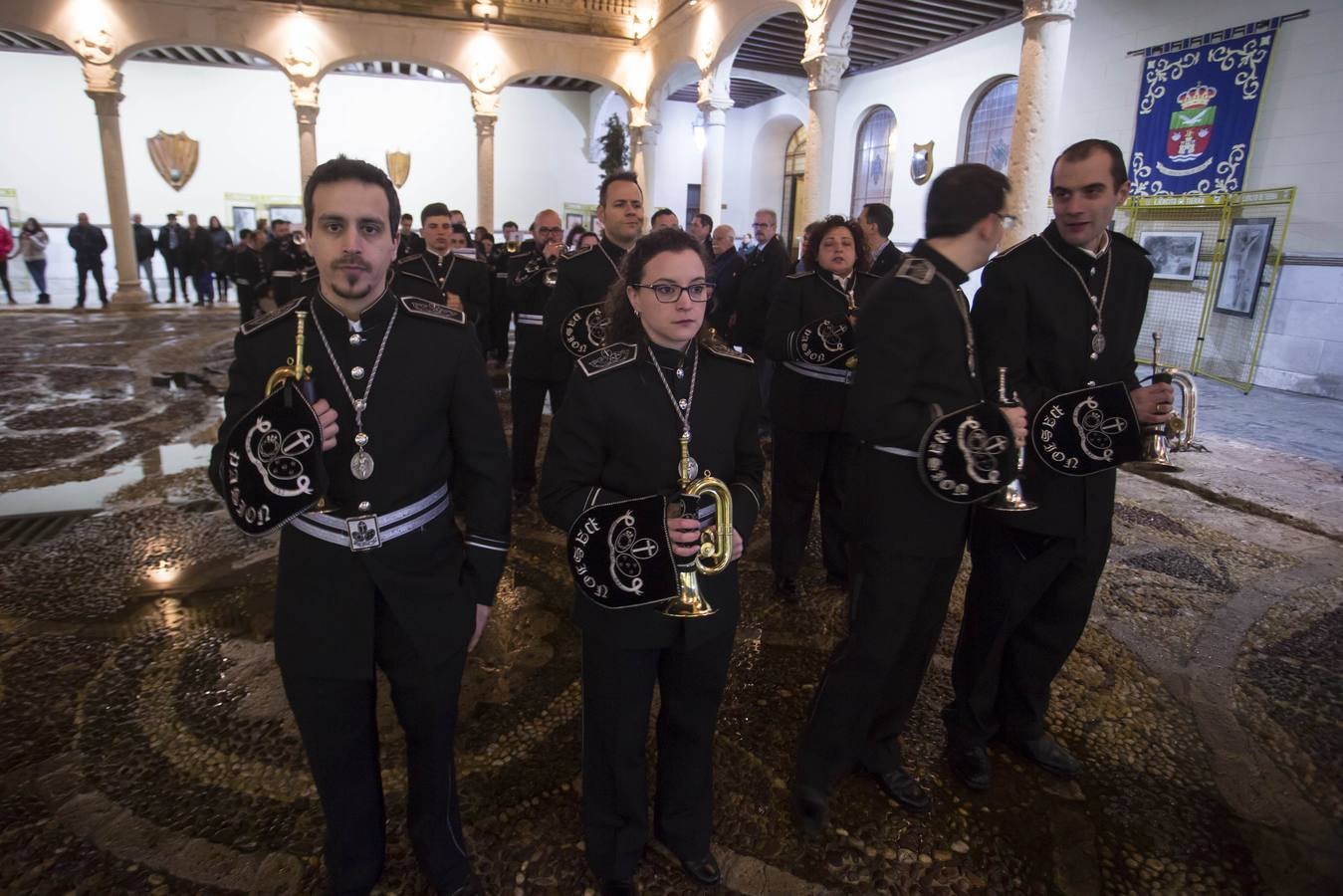 Las bandas de la Cofradía penitencial de la Sagrada Pasión de Cristo y de la Cofradía penitencial de Nuestra Señora de la Pieda ofrecieron un recital en el Patio Central del palacio
