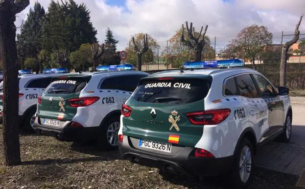 Algunos de los coches entregados a la Guardia Civil por Renault. 