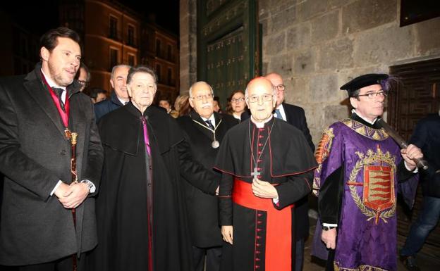 El pregonero Ángel María de Pablos, junto con Óscar Puente (izquierda) y Ricardo Blázquez (derecha).