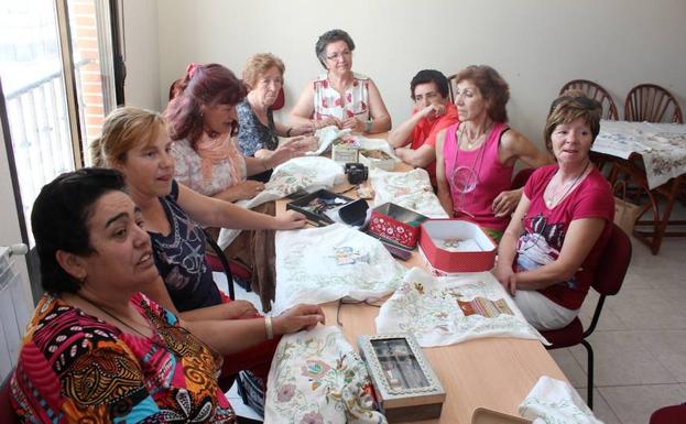 Taller de bordado llevado a cabo en el municipio de Villoria. 