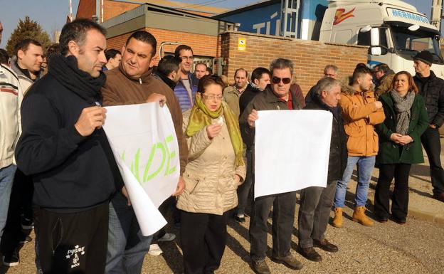 Los empleados de la empresa Made, cuyo futuro es aún incierto, durante el paro de una hora que realizaron a la puerta de la fábrica el pasado mes de febrero.