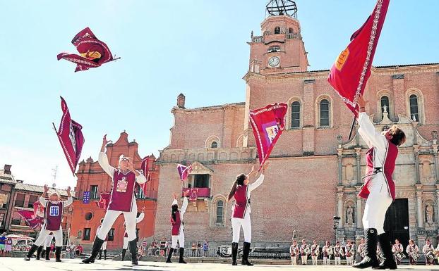 Desfile de abanderados en la Feria Renacentista del pasado año.