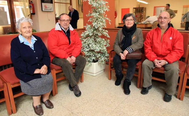 Mercedes García (i), Francisco Sanz, Teresa Bellota e Isidro Sen, en el Centro de Día Hogar de San José.