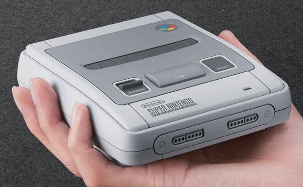 La Super Nintendo Classic Mini cabe en la palma de la mano.