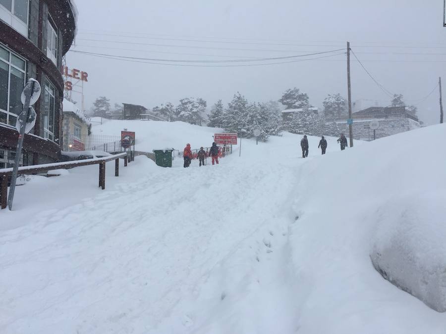 Fotos: Nieve en El Espinar y en el Puerto de Navacerrada