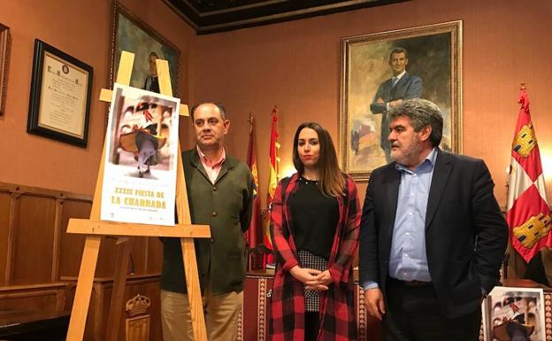 José Ramón Cid, Azahara Martín y Juan Tomás Muñoz junto al cartel anunciador