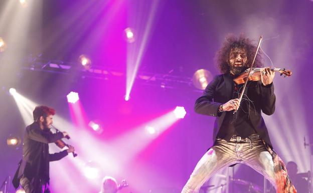 Ara Malikian en una atrevida pose durante el concierto. 