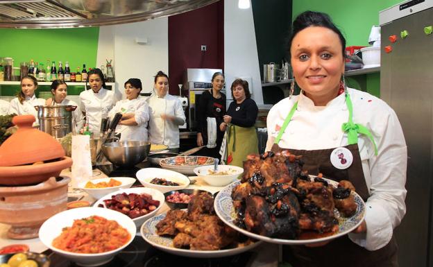 La chef Najat Kaanache posa con un plato y, al fondo, las participantes en la masterclass. 