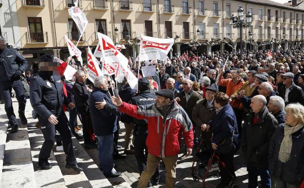 La policía interviene en el enfrentamiento entre pensionistas y los grupos sindicales. 