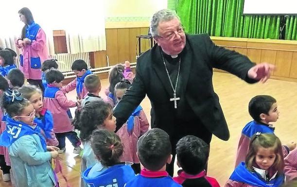 El obispo, Manuel Herrero, con un grupo de escolares del colegio Sagrado Corazón.