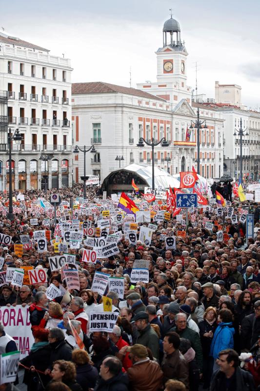 Madrid, Barcelona, Bilbao, San Sebastián, Vigo... protestan en las calles por el insuficiente alza del 0,25% y piden que estas ayudas se revaloricen en función del IPC